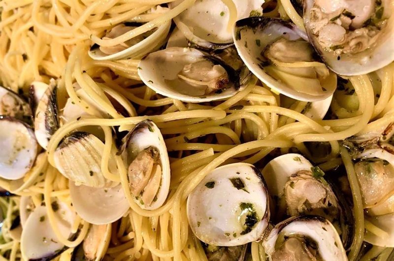 Lemon Garlic Linguine with Clams